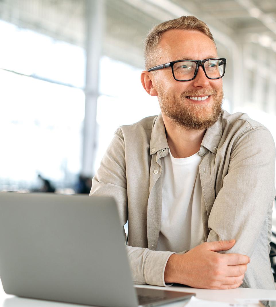 Lächelnder Mann mit Brille im Büro