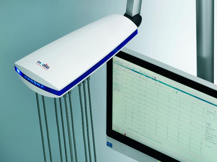 ECG Air mit Monitor im Hintergrund