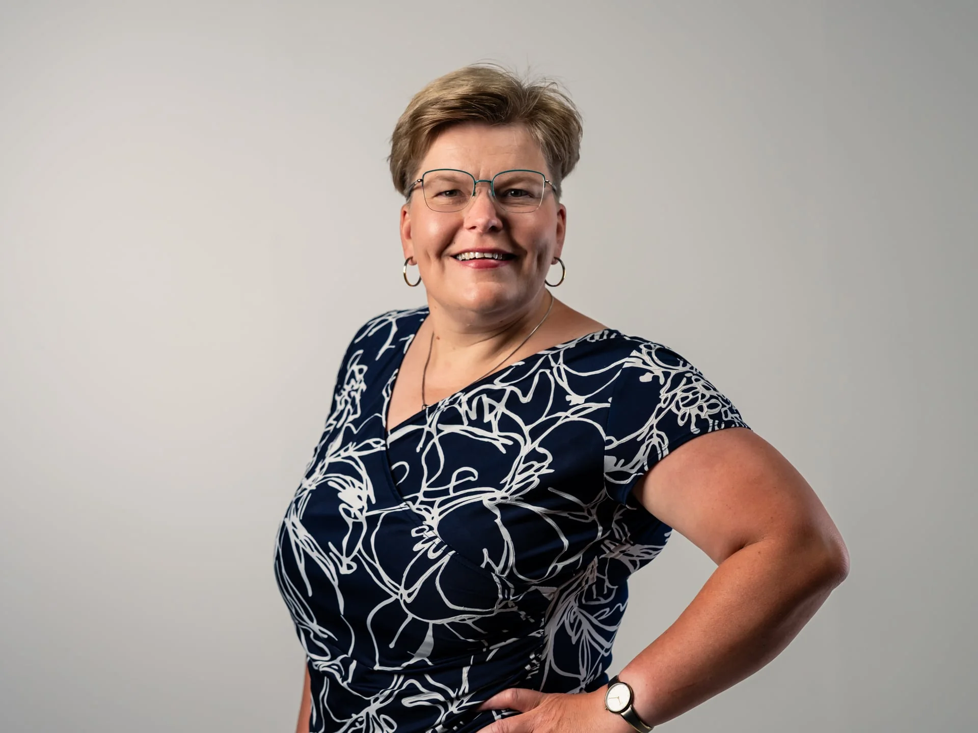 Ellen Wintjen, Leitung Beratung und Vertrieb bei medacom, lächelnde Frau mit kurzen Haaren und Brille